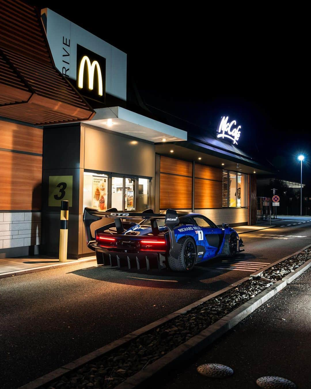 CARLiFESTYLEさんのインスタグラム写真 - (CARLiFESTYLEInstagram)「McLaren Senna GTR at McDonald’s.🍟🍔 Photos via @novitecgroup #carlifestyle」11月10日 2時32分 - carlifestyle