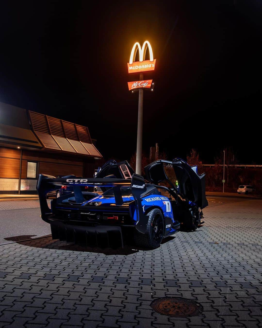 CARLiFESTYLEさんのインスタグラム写真 - (CARLiFESTYLEInstagram)「McLaren Senna GTR at McDonald’s.🍟🍔 Photos via @novitecgroup #carlifestyle」11月10日 2時32分 - carlifestyle