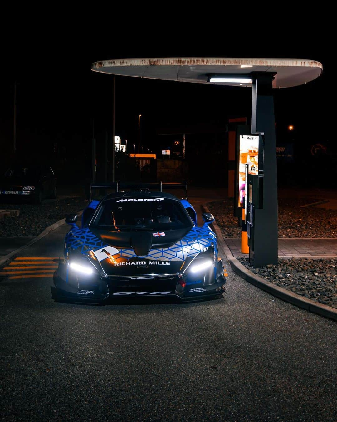 CARLiFESTYLEさんのインスタグラム写真 - (CARLiFESTYLEInstagram)「McLaren Senna GTR at McDonald’s.🍟🍔 Photos via @novitecgroup #carlifestyle」11月10日 2時32分 - carlifestyle