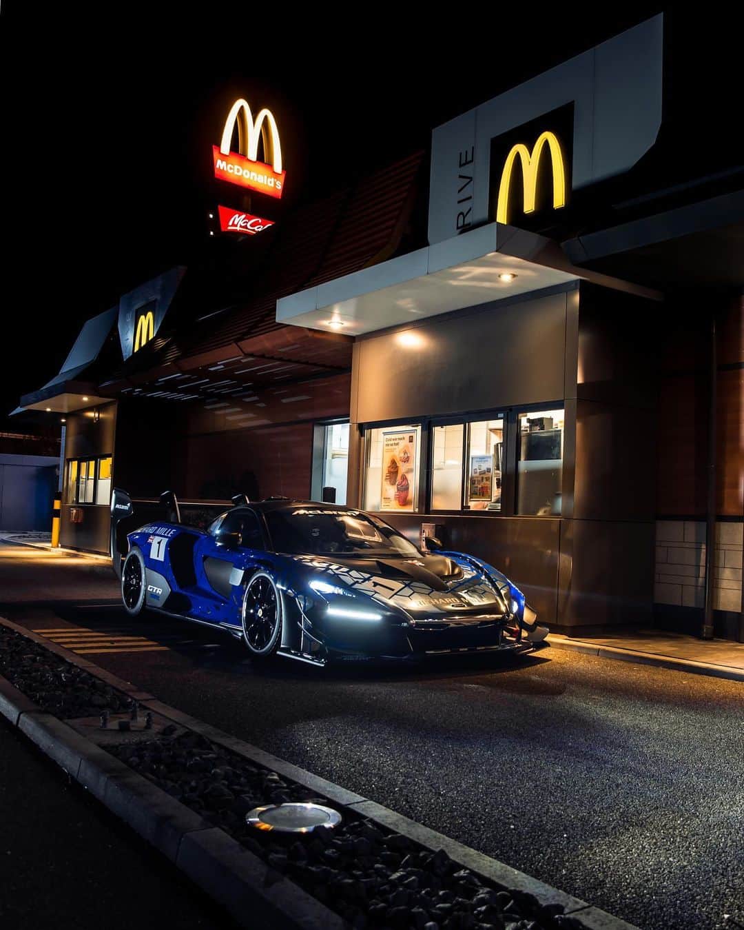 CARLiFESTYLEさんのインスタグラム写真 - (CARLiFESTYLEInstagram)「McLaren Senna GTR at McDonald’s.🍟🍔 Photos via @novitecgroup #carlifestyle」11月10日 2時32分 - carlifestyle