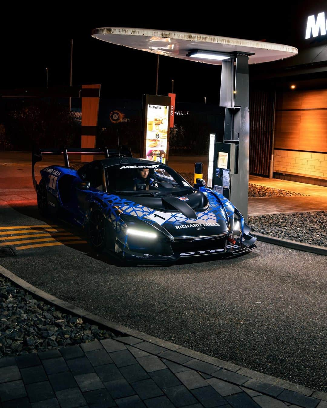 CARLiFESTYLEさんのインスタグラム写真 - (CARLiFESTYLEInstagram)「McLaren Senna GTR at McDonald’s.🍟🍔 Photos via @novitecgroup #carlifestyle」11月10日 2時32分 - carlifestyle