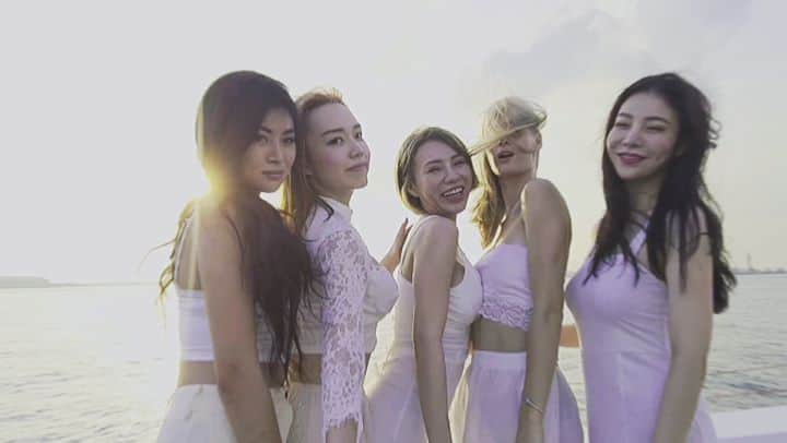 Nicole Chenのインスタグラム：「Yacht chartering with @luxurysensationgroup #yachtlife #yachtparty #yachtsingapore #yachtsg #sgyacht Thank God all of us are of 1.7m tall and above ✌️✌️ Thank you models  @annchaii @sean.titanium @angelmonsss」