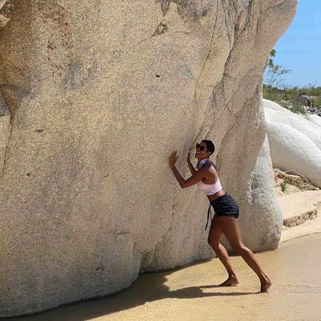ニコール・ミッチェル・マーフィーのインスタグラム：「Life doesn’t get easier you just get stronger. #yfoy #everydayconfidence #nicolemurphy  Follow @yfoyshop」