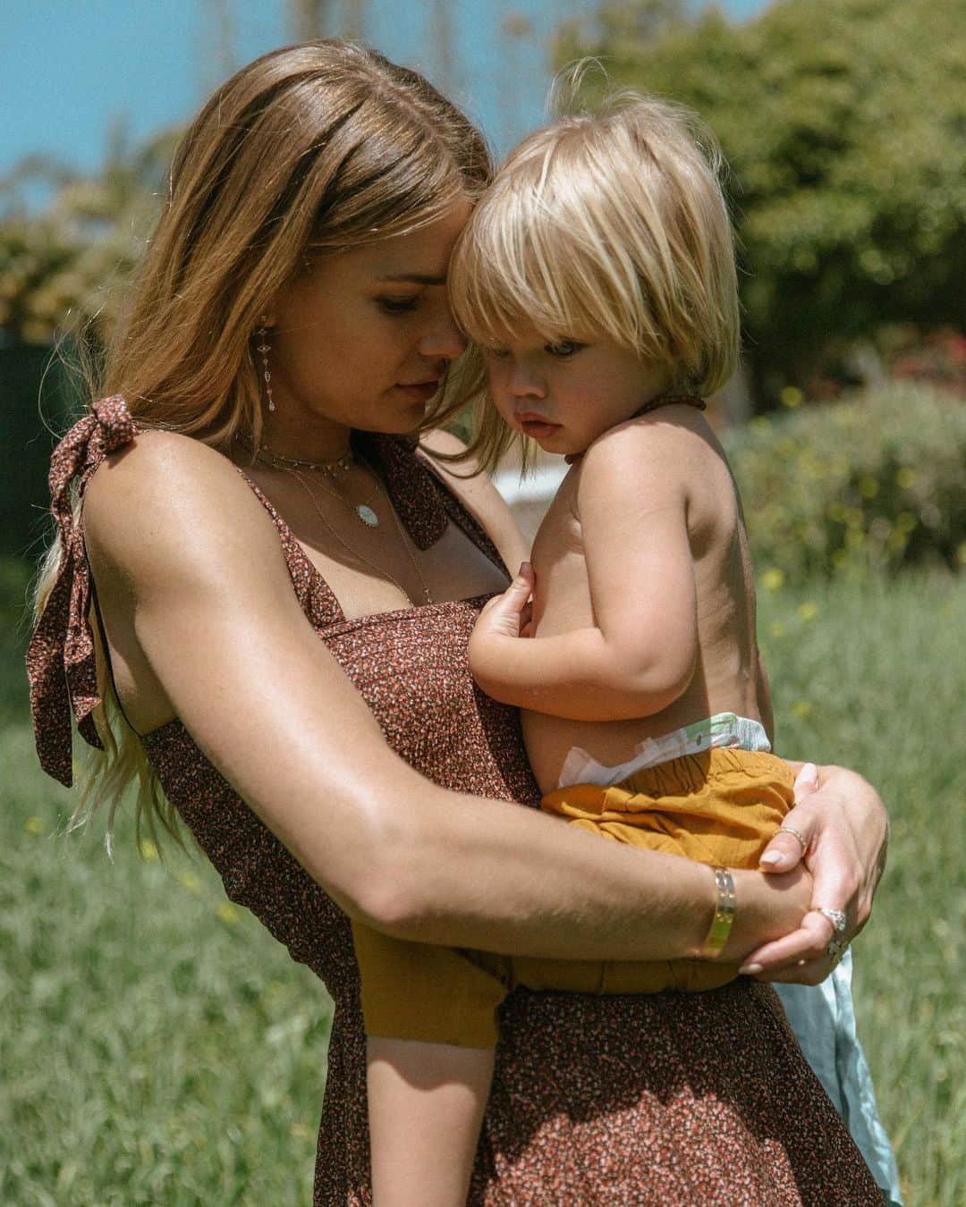 トリ・プラバーのインスタグラム：「Missing him tiny like this💛」