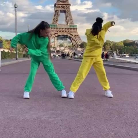 エイコンのインスタグラム：「👩🏾‍🦱👱🏼‍♀️ @tyanadvb @safya_mo_official  __________________________________ 🎵 #uchiwala  🎤 @maffio X @nickyjam X @akon  __________________________________ #afrodancers #afro #maffio #nickyjam #akon #uchiwala #videooftheday #friends #TumbaGobierno  #outfit @thepangaia 💚💛」