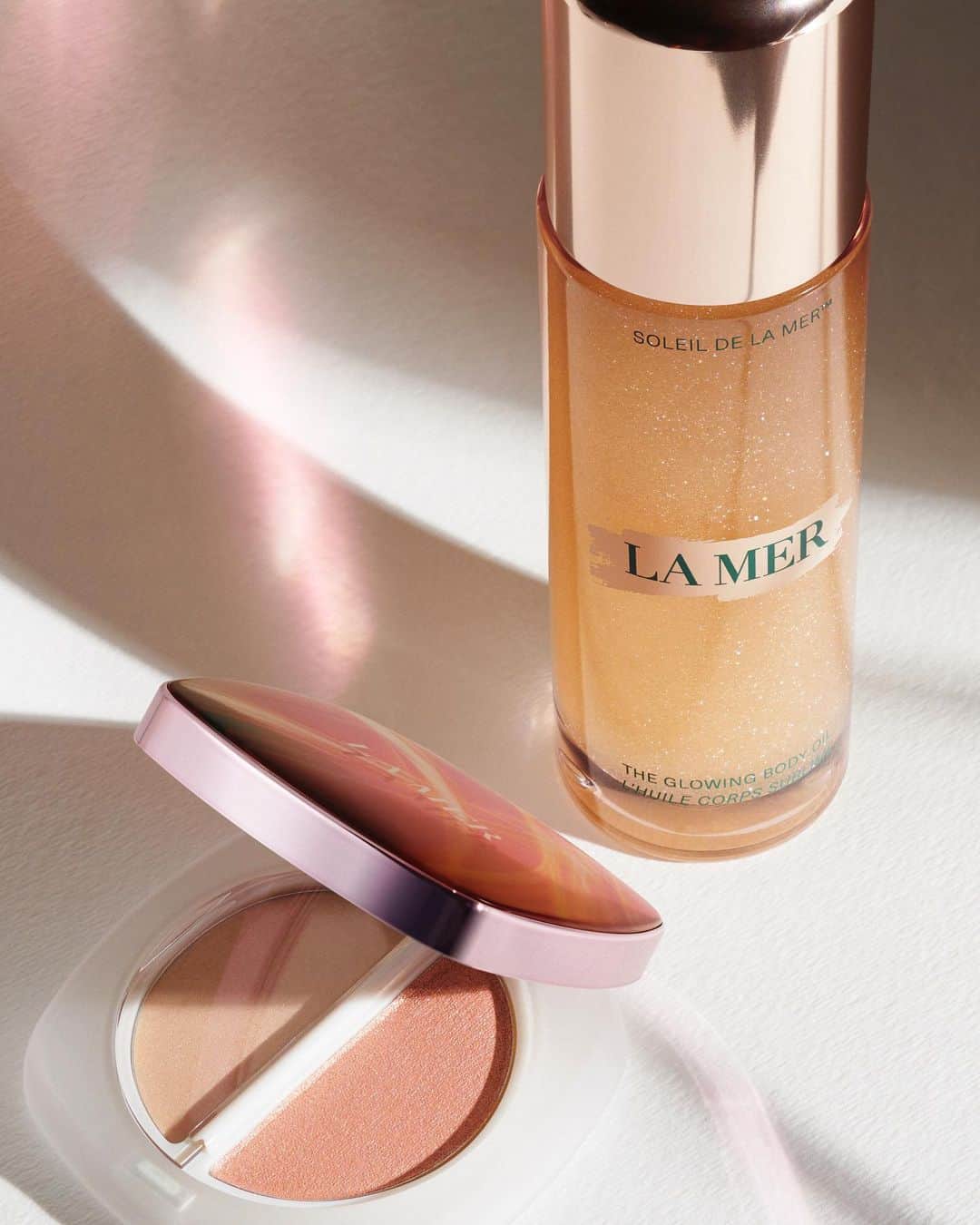 ドゥラメールのインスタグラム：「A glowing return. Shop illuminating, exclusive-to-Instagram essentials brought back just for you. A light-catching The Glow Highlighter and luminous The Glowing Body Oil are a festive start to the holiday season, be it to share or to keep.⁣  ⁣ Purchase now exclusively through Instagram Shop.」