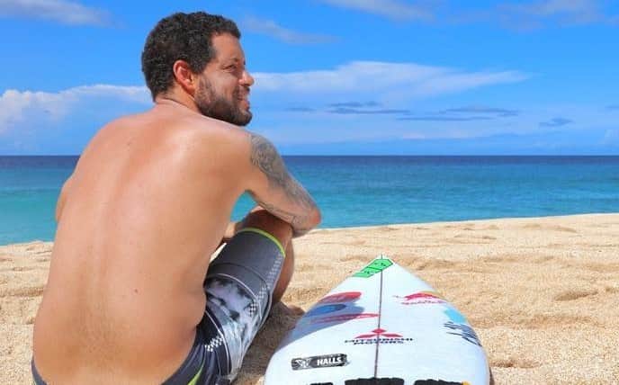 アドリアーノ・デ・ソウザのインスタグラム：「Todo dia eu tenho um novo desafio no mar. Desafios que eu me coloco e desafios que as ondas colocam e é por isso que tenho sempre comigo meu @hallsbrasil preto, que me ajuda a #RespirarFundo e encarar qualquer onda!」