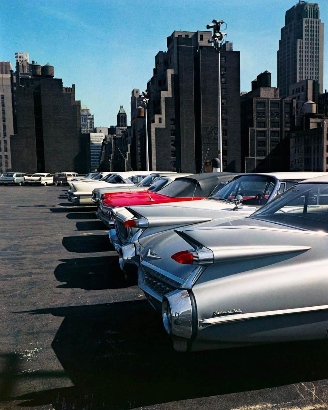 イーチ x アザーのインスタグラム：「Evelyn Hofer - Car Park, 1964. #newyork」