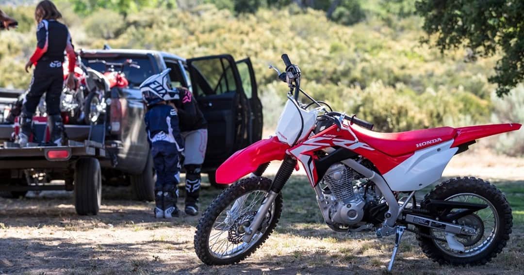 Honda Powersports USさんのインスタグラム写真 - (Honda Powersports USInstagram)「Which Honda off-road bike is the most fun to ride? The CRF125F has to be a strong contender. It's middle size for maximum fun. #crfcollective #crf125f」11月10日 3時00分 - honda_powersports_us