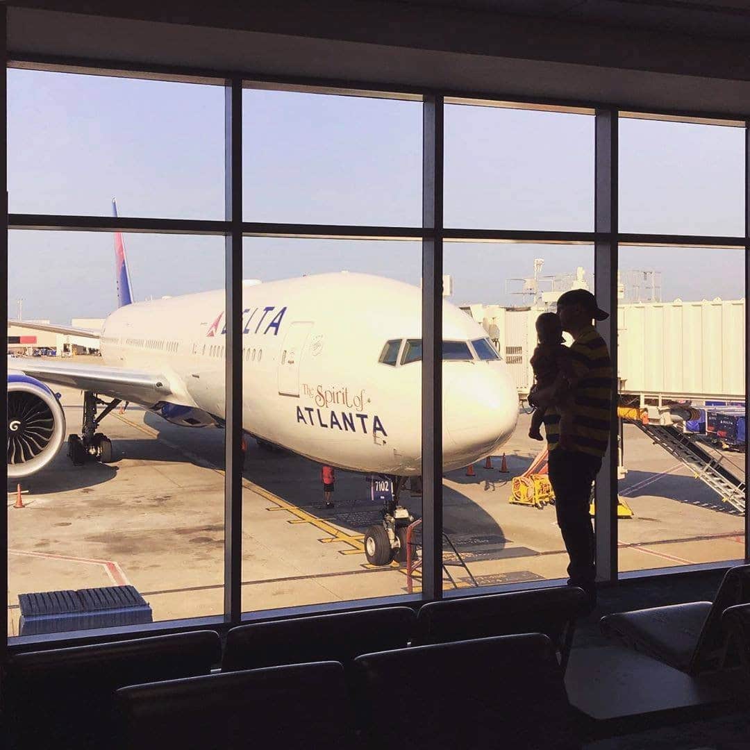 デルタ航空のインスタグラム：「Last weekend marked the end of an era for the iconic 777 fleet. While we celebrate the memories it helped us create over the past two decades, we look ahead – as we pull the future of our fleet forward - to the adventures to come.  Photo: @khhycl」
