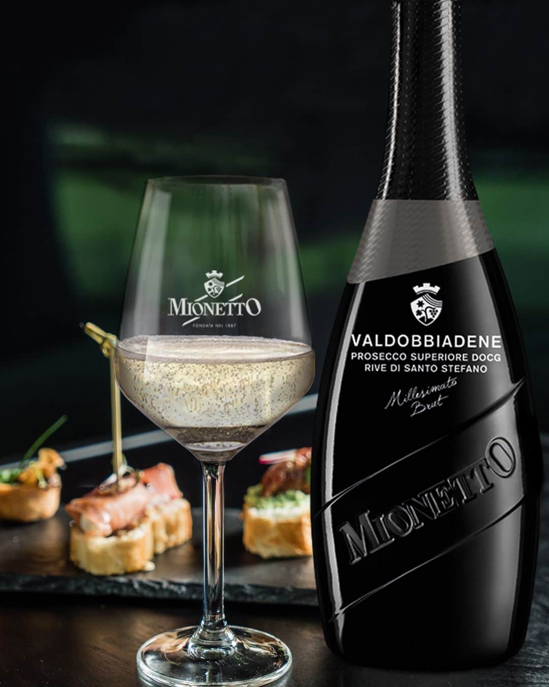 Mionetto Proseccoのインスタグラム：「Quelle piccole attenzioni che ci fanno stare bene: uno spuntino raffinato e un calice di Rive di S. Stefano Prosecco Superiore DOCG Millesimato Brut - Luxury Collection.⁣ ⁣ Acquista Rive di S. Stefano Prosecco Superiore DOCG Millesimato Brut - Luxury Collection - sul nuovo e-shop Mionetto e ricevilo direttamente a casa 👉Link in Bio 🍾⁣ #mionettoprosecco #mionettoinsieme #mionettoeshop⁣ ⁣ Bevi Mionetto responsabilmente」
