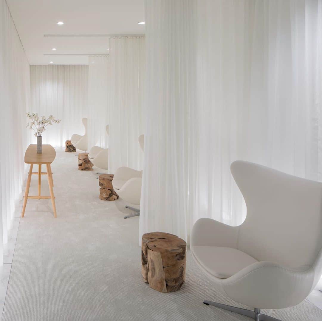 Biologique Recherche USAさんのインスタグラム写真 - (Biologique Recherche USAInstagram)「Escape from your everyday life and enjoy the best of wellness at our new partner, Le SPA de l’hôtel LOTTE in Seattle, WA. In a sober and elegant decor, @lespalotte offers a variety of upscale treatments and services featuring the @biologique_recherche methodology.  Among the amazing amenities, enjoy the couple’s treatment suite with walk-in shower, the contemporary sauna or even the relaxing steam room, the best way to find harmony between the mind and body! • • #biologiquerecherche #passion #expert #skin #skincare #treat #hotelspa #spalotte #lotte #lottehotel #seattle #washingtonstate #escape #enjoy #treatyourself #buildingbetterskin #skininstant #followyourskininstant #wellness #wellnesswithbr」11月10日 3時06分 - biologique_recherche_usa