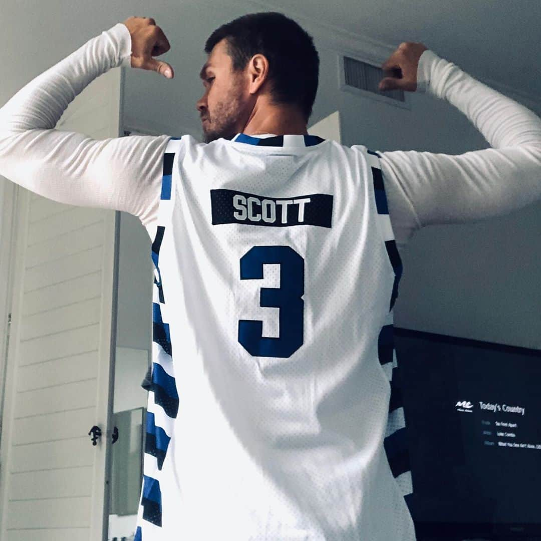 チャド・マイケル・マーレイさんのインスタグラム写真 - (チャド・マイケル・マーレイInstagram)「Murray Christmas 🎄 Scott strong! Here we go... The Autographed White Hot variation of Lucas Scott’s Jersey is live now. LINK IN BIO- We only have 2500 so move quickly coz they will be gone. These will arrive by Christmas. I will be signing and hugging each and every one on Dec 1st and they will ship to you immediately! Proceeds will benefit St. Judes which is near and dear to my heart. LINK IN BIO to get your own Auto’d Lucas Scott White Hot Jersey. These are really high quality. Stitched #’s & letters & nameplate. Great mesh. Super limited with my own tag to authenticate it:) Snag one now & frame her up on your wall. Enjoy and as always much love to you- CMM @represent #OTH #LucasScott #3」11月10日 3時07分 - chadmichaelmurray