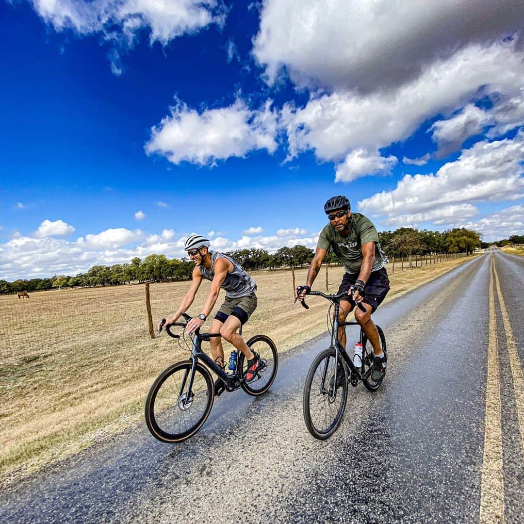 マヌ・ジノビリのインスタグラム：「🇺🇲+30 miles again with #21 (aka @blackjackspeedshop). Much better ride than last time. Smoother.   🇦🇷50km con el #21. Estamos mejorando! Próximo paso: 60km.   📷By the multitalented @duncan.tv」