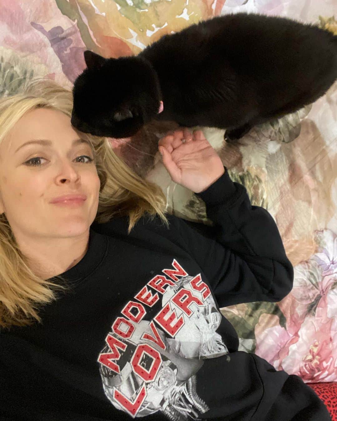 ファーン・コットンのインスタグラム：「There are pros and cons to working from home. One of the big pluses is having one of my 19 year old cats Lula pretty much by my side all day. She sits by my feet when I’m on zooms, we have little snuggle breaks in between emails and she often meows when I’m not paying her enough attention. I even wore proper trousers not joggers and shoes today for my zoom meetings to make me feel like I was going somewhere. 😂」
