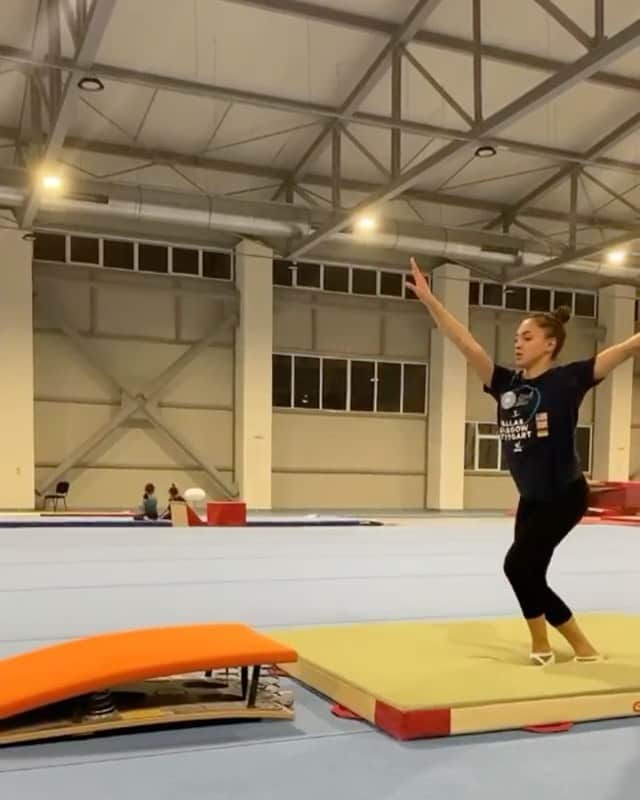 ラリサ・ヨルダケのインスタグラム：「Back to my work 🙌」