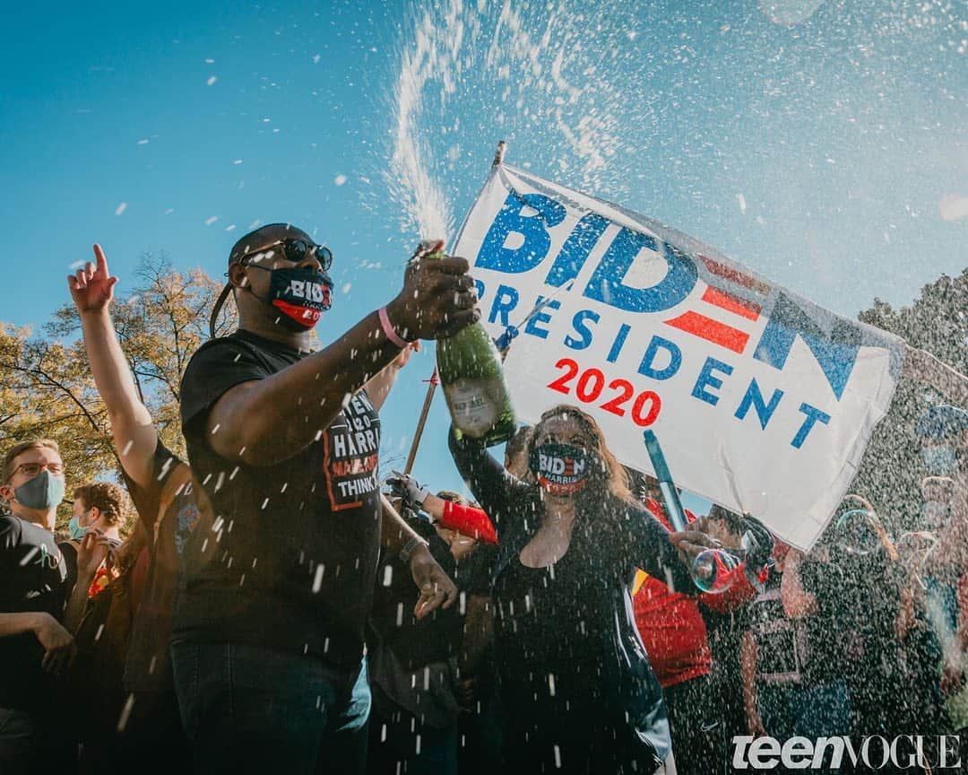 Teen Vogueさんのインスタグラム写真 - (Teen VogueInstagram)「Cities across America erupted in celebration when news broke of Donald Trump's projected loss to Joe Biden ✨🇺🇸✨ but as one celebrant's sign pointed out, "this is a beginning, not an end." See more incredible photos at the link in bio. 📸: @veronik_bandw (1-3 • DC) 📸: @mateoah (4-6 • NYC) 📸: @phyliciajphotography (7-10 • LA)」11月10日 3時28分 - teenvogue