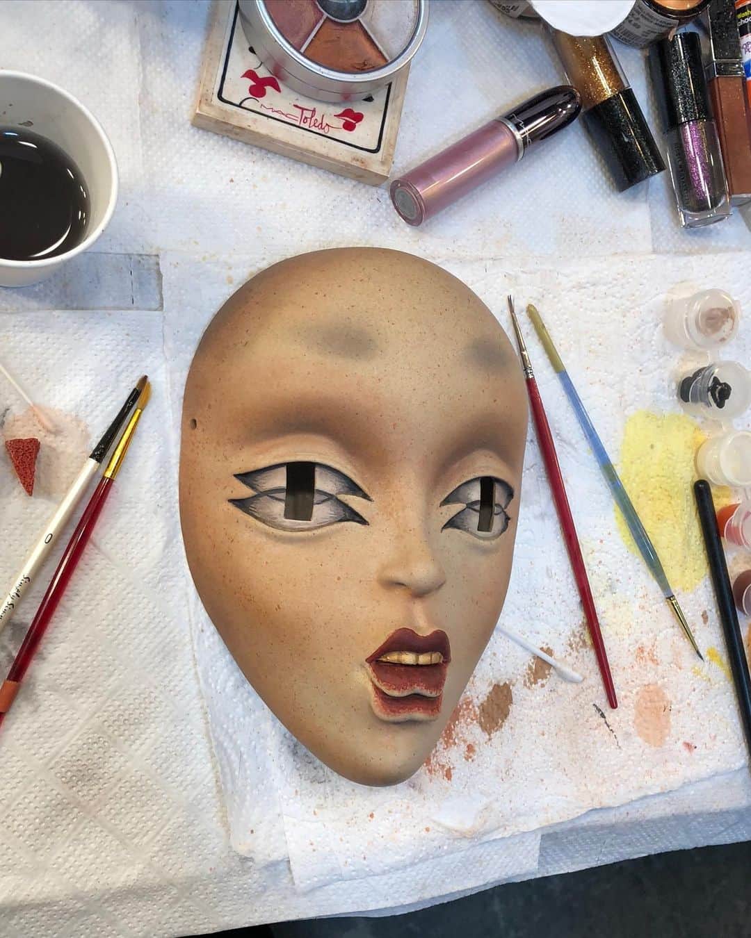 FKAツイッグスのインスタグラム：「words and images from @kabukinyc <3  The direction I received was to design a mask that had elements of twigs’s face in the style of a Noh theater mask. As I was sketching and playing with ideas, I thought that giving it double sets of eyes and mouth created a feeling of vertigo. She begins to fall after engaging with the creature, so this fit into that dream logic.  When I arrived in Kiev, the team had a 3D-printed version, made from my design, waiting for me. The overall look of the mask was fine but it was painted a dark glossy brown, similar to a statue. It had strayed too far from that ghostly look of a Noh mask. Also, the doubling of the features didn’t read anymore.  So, I asked if they could print another mask and leave it blank. I then painted the mask myself and got back to the way I had envisioned it.  Primarily, I used watered down acrylic paints. However, I found that the actual contour powder that I used for twigs’s make-up worked the best for shading on the mask. I was really happy how it turned out.」