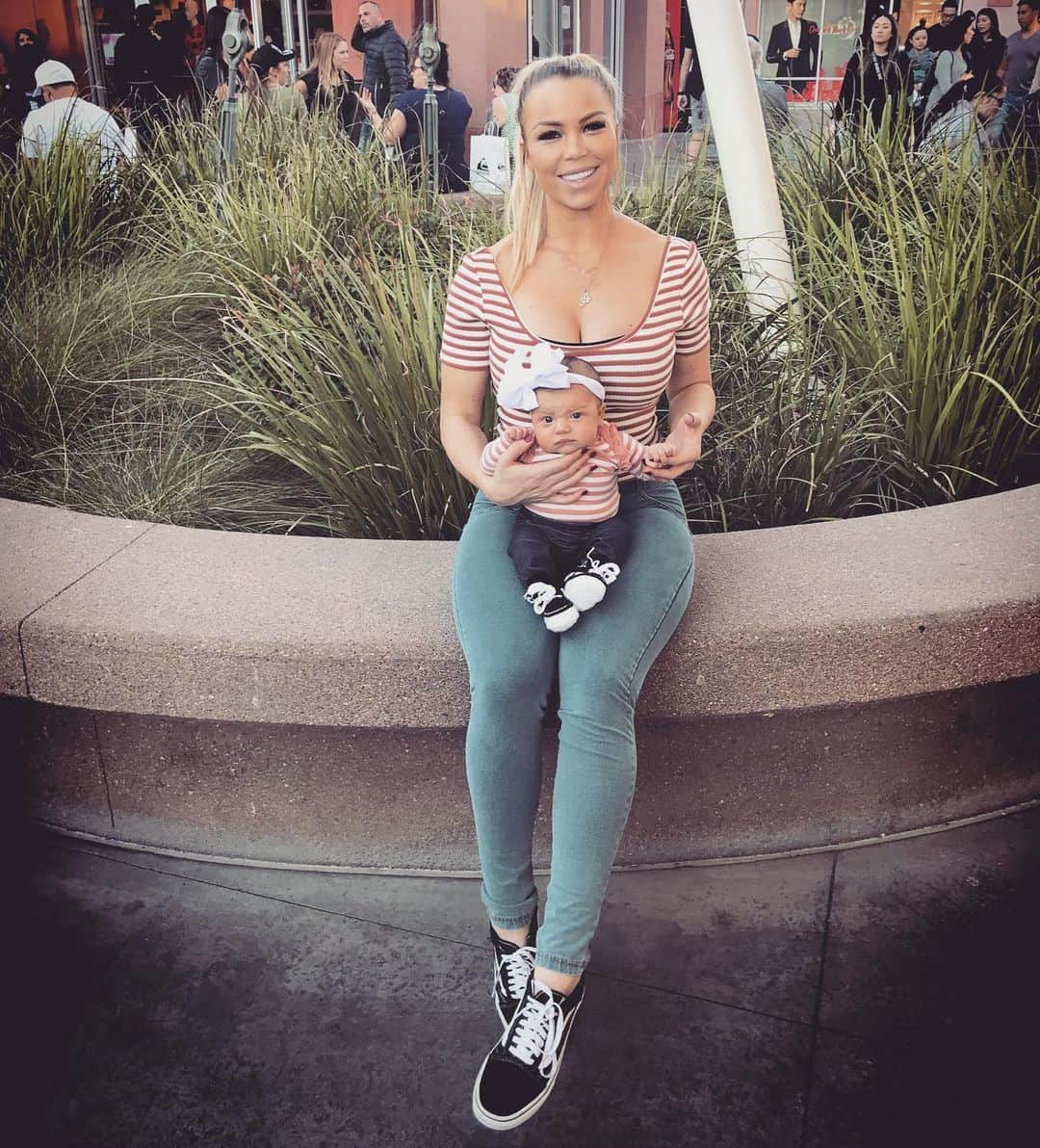Lauren Drain Kaganのインスタグラム：「FLASHBACK TO pre-Covid pre-mask pre-socially distancing times and first ever twinning day with @ariaskyekagan at 2 months old. 😍🥰 I remember feeling so down about how I looked and felt. I was feeling the baby blues and anxiety daily wondering how Moms look so perfect after having a baby. It took me 2 months to even dress in jeans and clothes I might leave the house in. This day was my first outing with Aria where I had to breastfeed in public because she got super hungry screaming uncontrollably, sending my blood pressure through the roof while I was shopping at the outlets for first time since I had her. It was odd how many looks I got for breastfeeding her in public even though I covered us up with blanket. I remember how hard breastfeeding was: keeping up with the demand, feeling tied to a schedule, sometimes feeling better staying at home and worried about everything I ate and drank. I was also scared that working out too hard would cut my supply so I tried to avoid intense cardio for the first few months postpartum so as to not drop my milk supply. Later I learned I was genetically predisposed to drying up fast and stop shaming myself for doing my best even though I had to stop BF at 3-4 months. Wow what a journey it has been from then until now. She’s just over 10 months and every week and month she amazes me with what she learns and can do. Motherhood truly has been so rewarding and I’m so glad I didn’t avoid becoming pregnancy due to my own & societal fears of losing my body losing my fun child-free life. She has enriched my life and taught me to love my body so much more now that it has gone through a high risk pregnancy, struggles breastfeeding, postpartum recovery and building my strength and physique back. I kind of wish I got pregnant younger so my body could maybe recover faster and I had more energy and excitement for the next pregnancy. I love the idea of a large family but not always keen on so many high risk pregnancies haha! How many kids do you have, and what are their ages?」