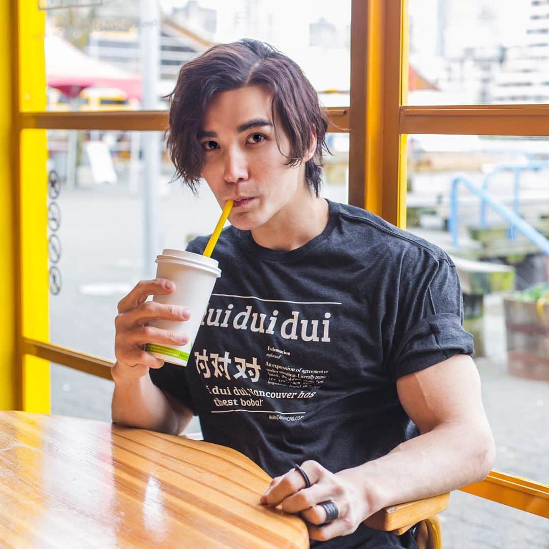 ルーディ・リンのインスタグラム：「Now I can properly communicate my Boba feelings with the new emoji 🧋!!!  I can't tell you how many times i've been lost for words and boba would’ve done the trick. 🧋   In celebration of much good news, I'm teaming up with my friends @wongfuphil @bopomofocafe and @chaumeleon @bobaguys to giveaway free boba and swag for 10 lucky fans.   Comment below with your state and tag a friend who could use some sweetness in their life.  (Example: @wongfuphil, CA)  How to win 🧋  1. Tag a friend and include the state you live in (unlimited entries for different friends)  2. Make sure you’re following me, @bobaguys and @bopomofocafe  3. Like this post  Double check that you’re in range of @bobaguys and @bopomofocafe to claim your boba. No worries if you’re not in sunny California, we have boba goodies for you 🧋 🧋 🧋   (Giveaway open to US residents only) #bobalife #boba #giveawaytime #bopomofocafe #bobaguys #wongfu #giveaway」