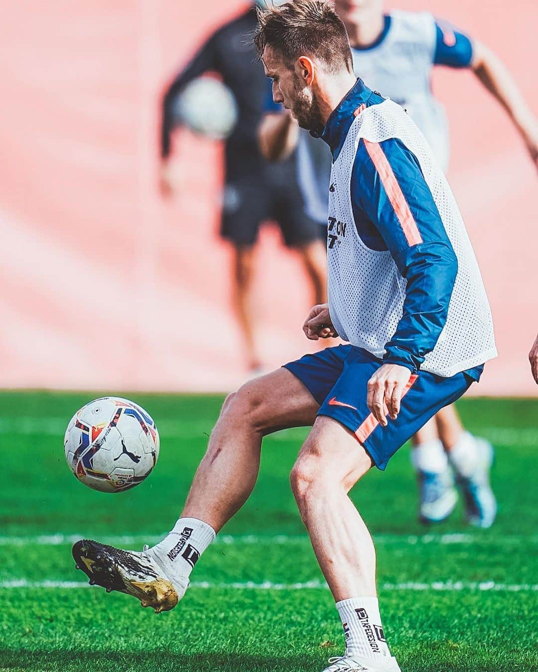 イヴァン・ラキティッチのインスタグラム：「Monday at the office ⚪️🔴😁 #IvanRakitic #vamosmisevilla #sevilla」