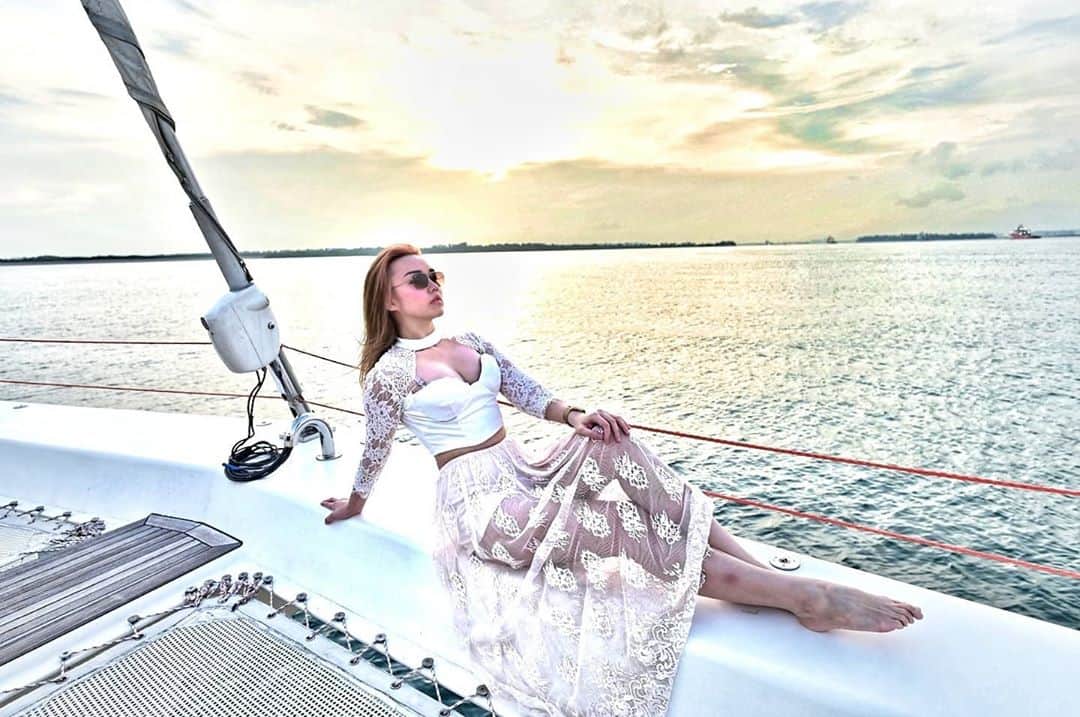 Nicole Chenのインスタグラム：「Yacht charter with @luxurysensationgroup Photoshoot by @davidlovetofly ＃游艇＃游艇生活＃豪华＃新加坡＃乐趣 #yacht #yachtlife #yachtlifestyle」