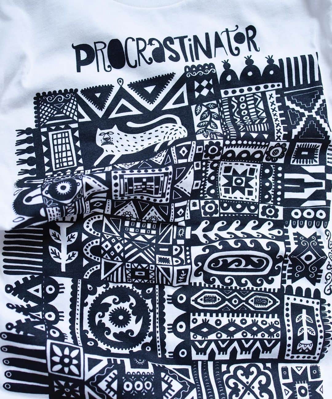 Dinara Mirtalipovaのインスタグラム：「Eeeek! The T-shirts are almost finished! Time for cute little tags and folding up and packaging party later in the evenings :)) I opened the preorders on Mirdinara.com/tees  #mirdinara #folktails #mirdinaratshirt」