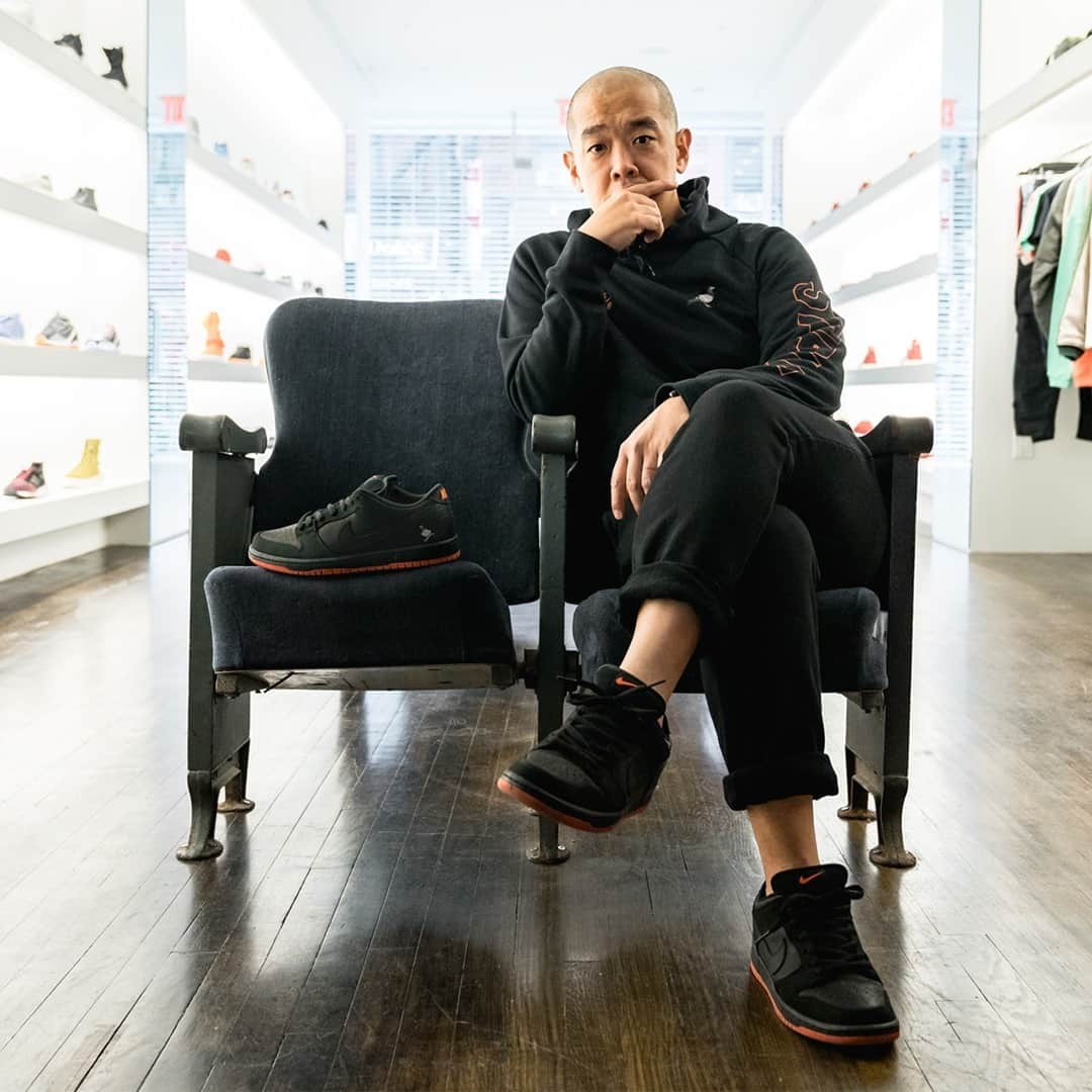HYPEBEASTさんのインスタグラム写真 - (HYPEBEASTInstagram)「@hypebeastkicks: Shortly after @warrenlotas countersued @nike over the Dunk trademark, @jeffstaple has now addressed the ongoing lawsuit between the designer and sportswear giant. It is important to note that Staple’s collaboration with Lotas inspired by the Dunk Low “Pigeon” marked the beginning of the legal dispute. In an interview, Staple mentioned “bootleg culture,” stating “I’m always a fan of DIY bootleg culture. I just love it…That’s how Staple started. To me, that’s where true creativity happens.” Click the link in bio for the full story.⁠ Photo: Eddie Lee/HYPEBEAST」11月10日 9時40分 - hypebeast