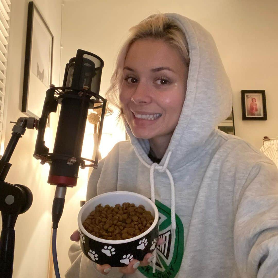 ニーナ・ネスビットのインスタグラム：「finishing my album in the cat’s room at my mum’s house due to lockdown lol... this will truly go down as a historic event in the most rock and roll things to ever happen in the music industry, you heard it here first 🤷🏼‍♀️」