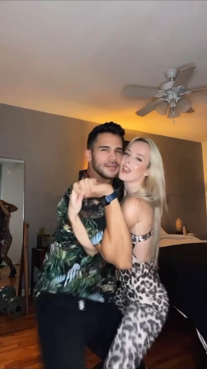 Nika Kljunのインスタグラム：「Where’s all my bachata lovers at? 😜🎉💃🏼🐾🐆🌴 What’s your fav? Salsa or bachata??? . Never a dull moment with this one right here @williegomez 🐯 . #bachatadancing #bachatasensual #bachatadance #bachatadominicana #latinlovers #partnering #dancersofig #danceworld #dancevideos #nikakljun #williegomez #passionate #fuego🔥 Song #queloque @majorlazer @palomamami #majorlazer #palomamami」