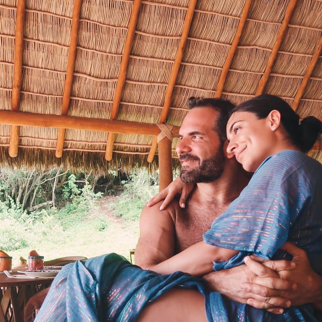 Ana Brenda Contrerasのインスタグラム：「Feliz cumpleaños al rey 🤴🏻, al de corazón más bueno y sonrisa eterna. El que nos cuida a todos , el que me da perspectiva y me nivela. Pero sobre todo, me saca siempre una sonrisa (o carcajada) 🤣my rock ❤️ Happy birthday 🎂」