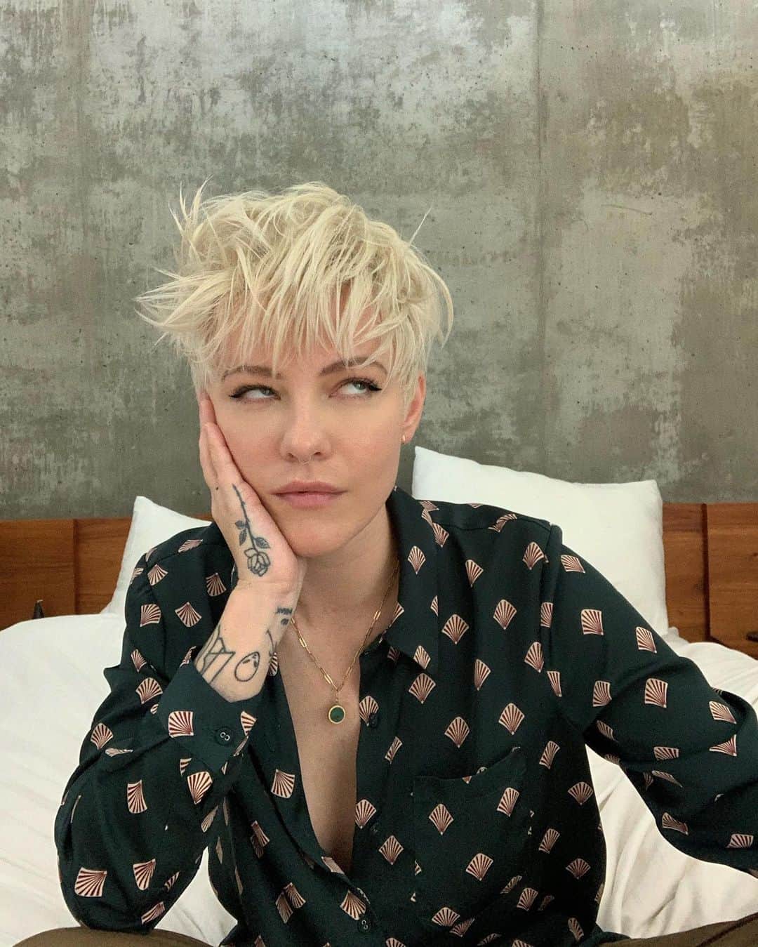 Brittenelle Fredericksのインスタグラム：「taurus, pisces moon, scorpio rising.. you? (excuse major bed head, need a haircut)」