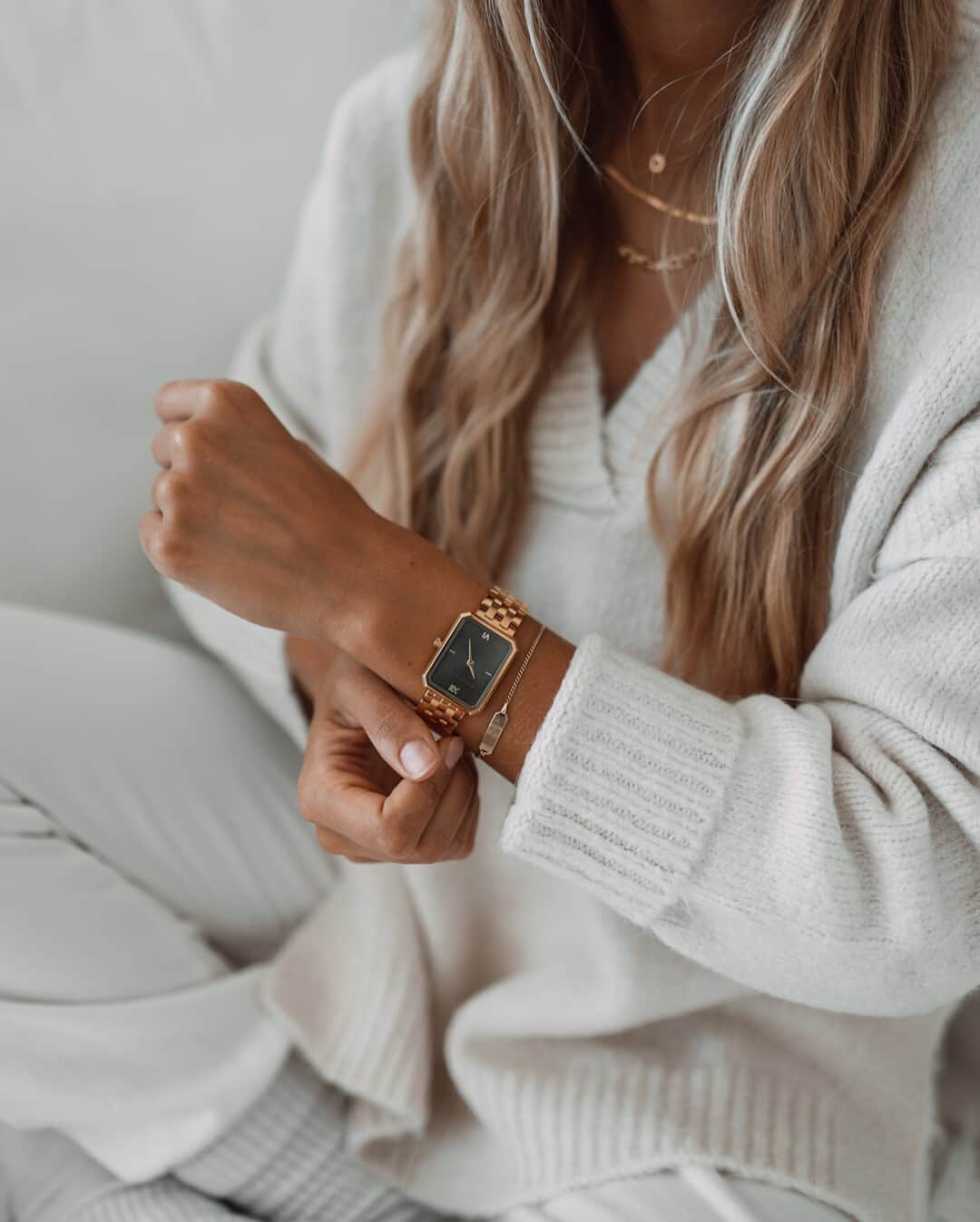 Kapten & Sonさんのインスタグラム写真 - (Kapten & SonInstagram)「'Cozy evenings.' ✨ It's time for cozy clothes all day long - but make it fashion with our eyecatching limited winter steel edition with an extravagant emerald green dial. 💚 @theresaschmidt wearing our Grace Gold "Green Steel". ⁠ #bekapten #kaptenandson⁠ .⁠ .⁠ .⁠ #watch #cozy #comfy #clothes #autumn #autumnlooks #fashion #fashioninspo #ootd #style #inspiration」11月10日 4時31分 - kaptenandson