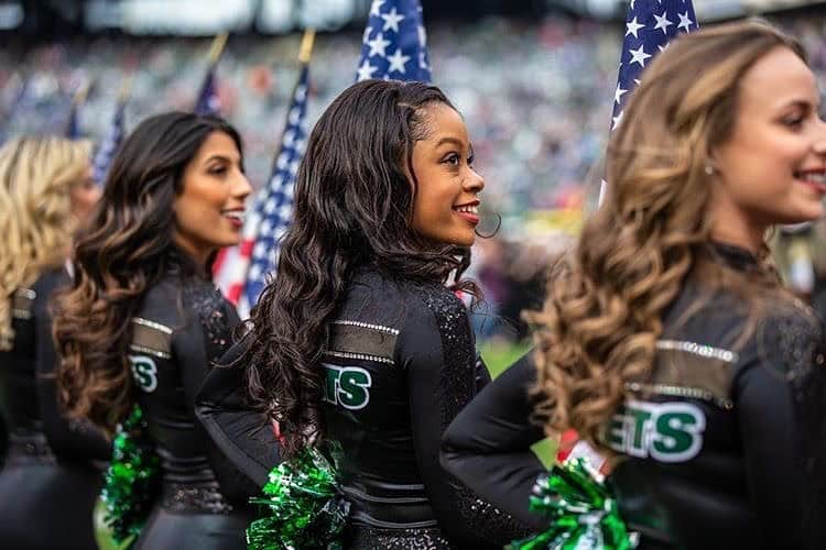 Jets Flight Crewのインスタグラム：「Happy Monday Night Football Jets Nation! 🇺🇸💚🏈✨ #salutetoservice #takeflight #jetup #jetsvspatriots  📸: @firethecanon」