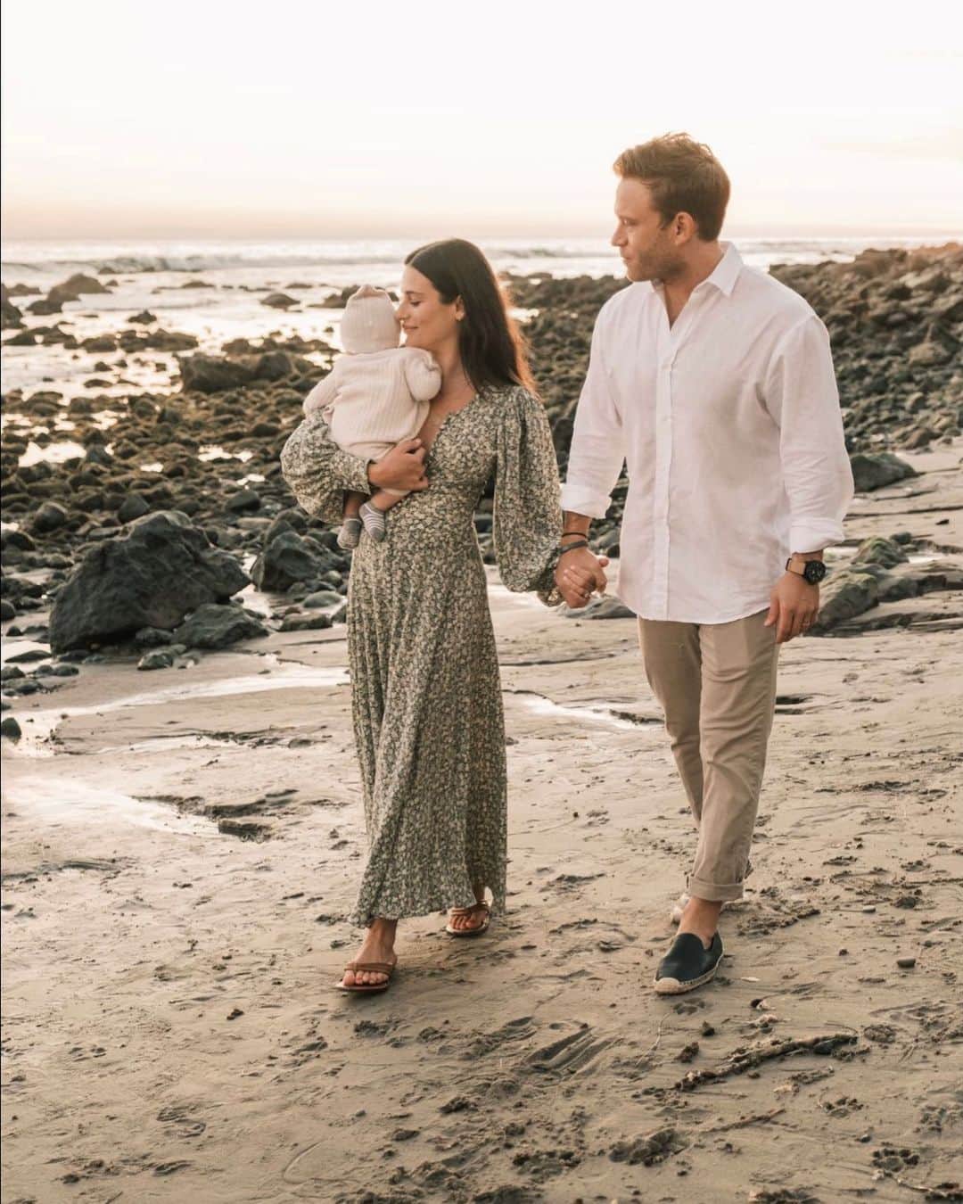 リア・ミシェルのインスタグラム：「Nothing but love💛 (📸 @ashleybarrettphotography thank you so much for capturing this special moment in time)」