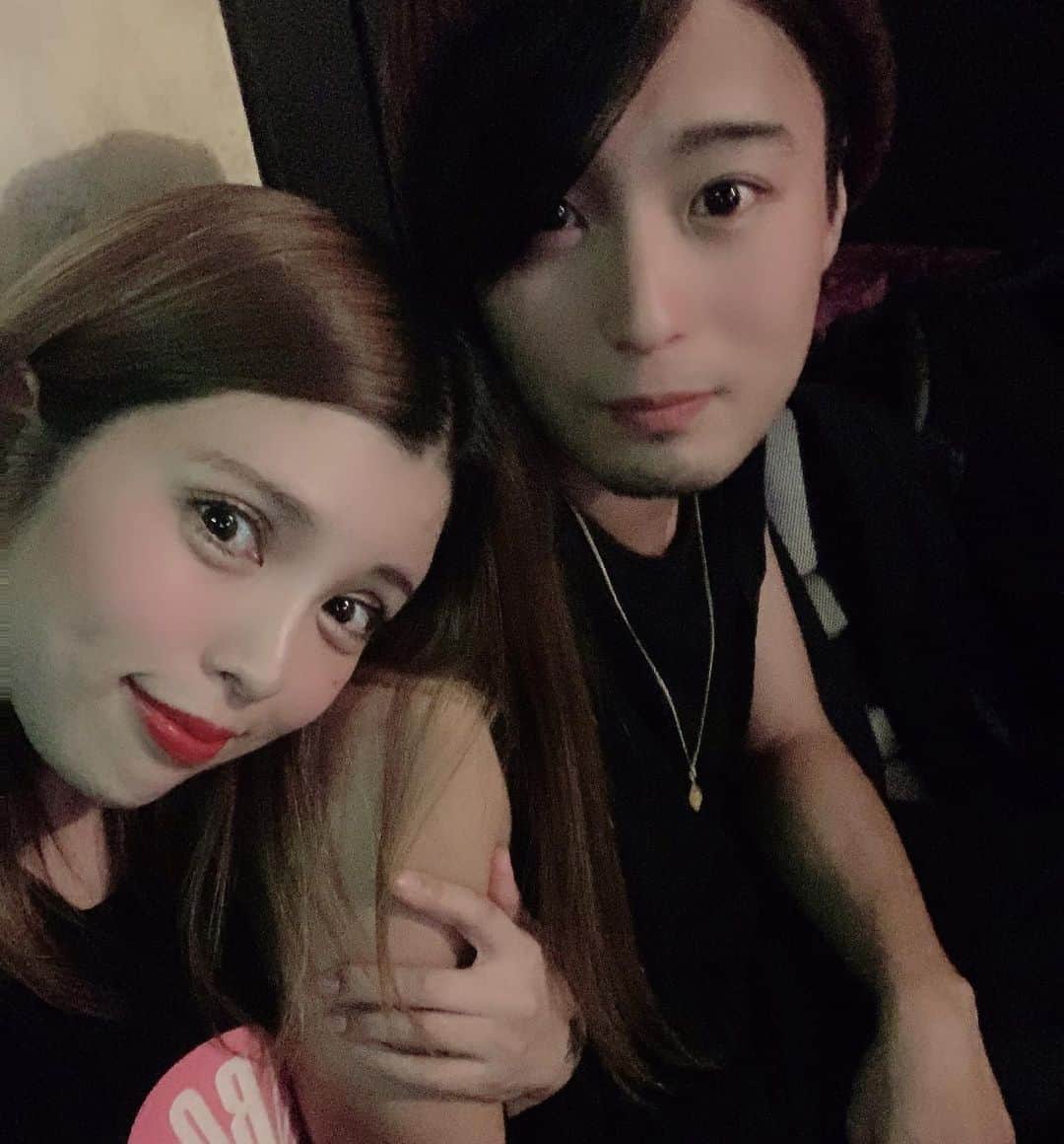 坂口杏里のインスタグラム：「田中斗希くんと、 なんと  付き合いました😍♥️  11/10記念日☺️ みなさんお祝いして😊  Bar Cachette(カシェット) 東京都新宿区歌舞伎町2-11-7 メトロビル4階 営業時間 1:00～7:00」