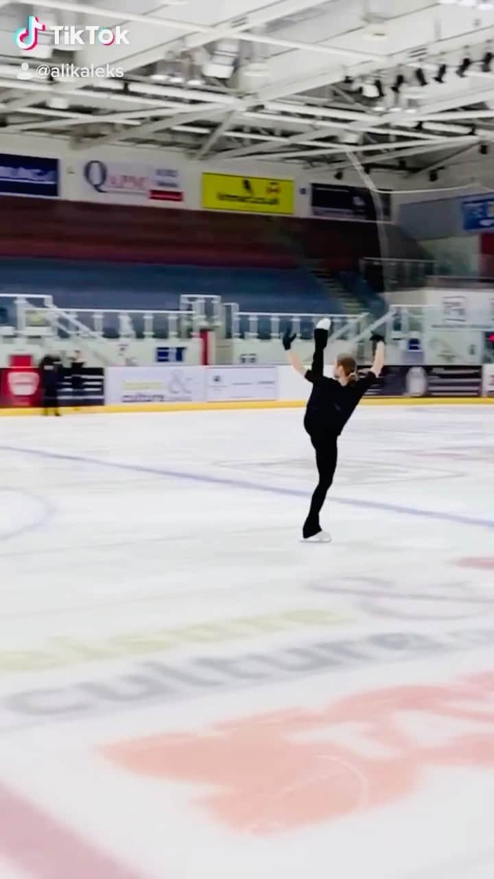 アレキサンドラ・ゴロフキナのインスタグラム：「First week at @ice_dundee 😍✔️ Feels good to be back on the ice ☺️👍 #iceskating #figureskating #edeaskates #johnwilsonblades #dundee #ice #skating #lithuanian #iceskate」