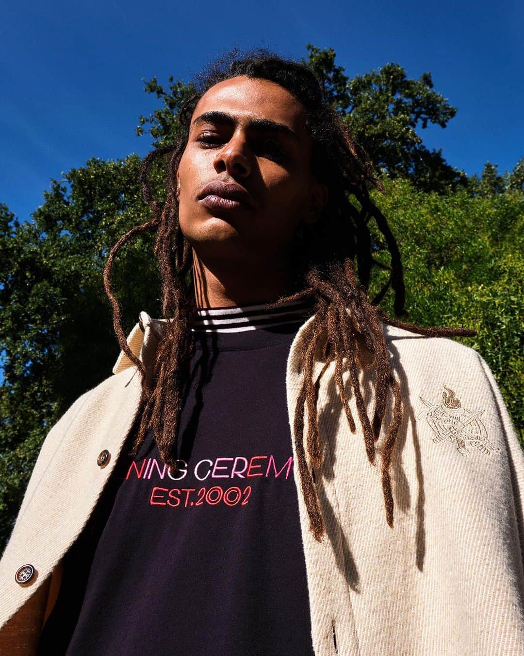 オープニングセレモニーのインスタグラム：「Autumn is made for layers… Try wearing our OC gradient logo t-shirt over a sweatshirt. More colors available 💥⁠⠀ ⁠⠀ openingceremony.com⁠⠀ ⁠⠀ 📸 by @jimcnedd / styling by @franciferretti / model @momyonekenobi」