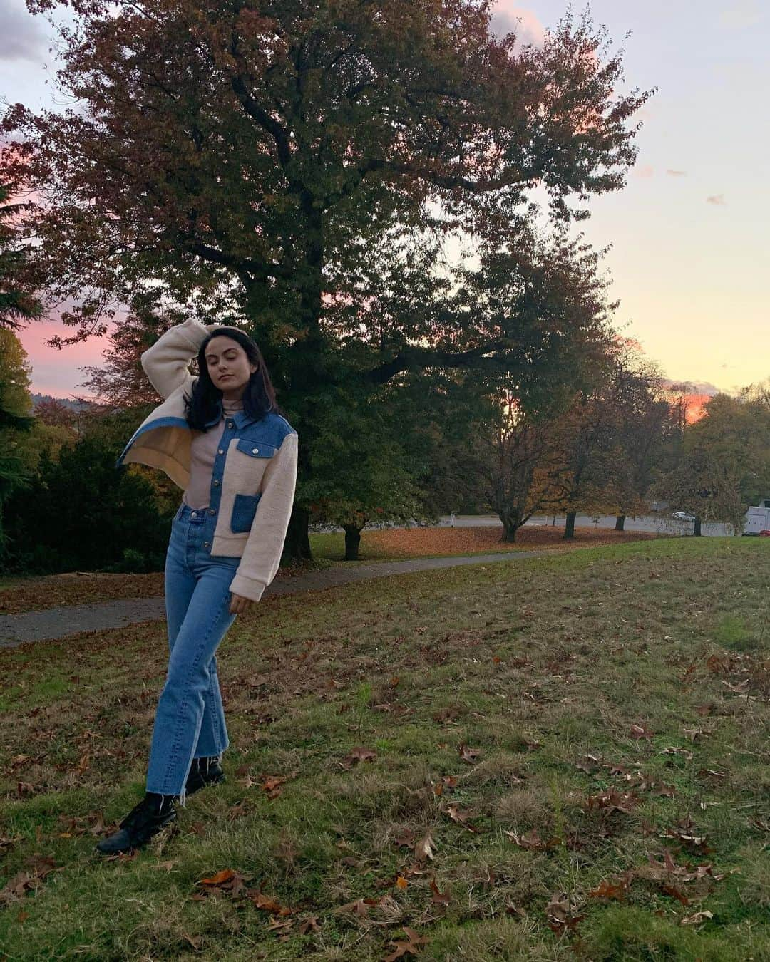 カミラ・メンデスさんのインスタグラム写真 - (カミラ・メンデスInstagram)「my impression of an english major studying at a liberal arts college in upstate new york」11月10日 4時42分 - camimendes