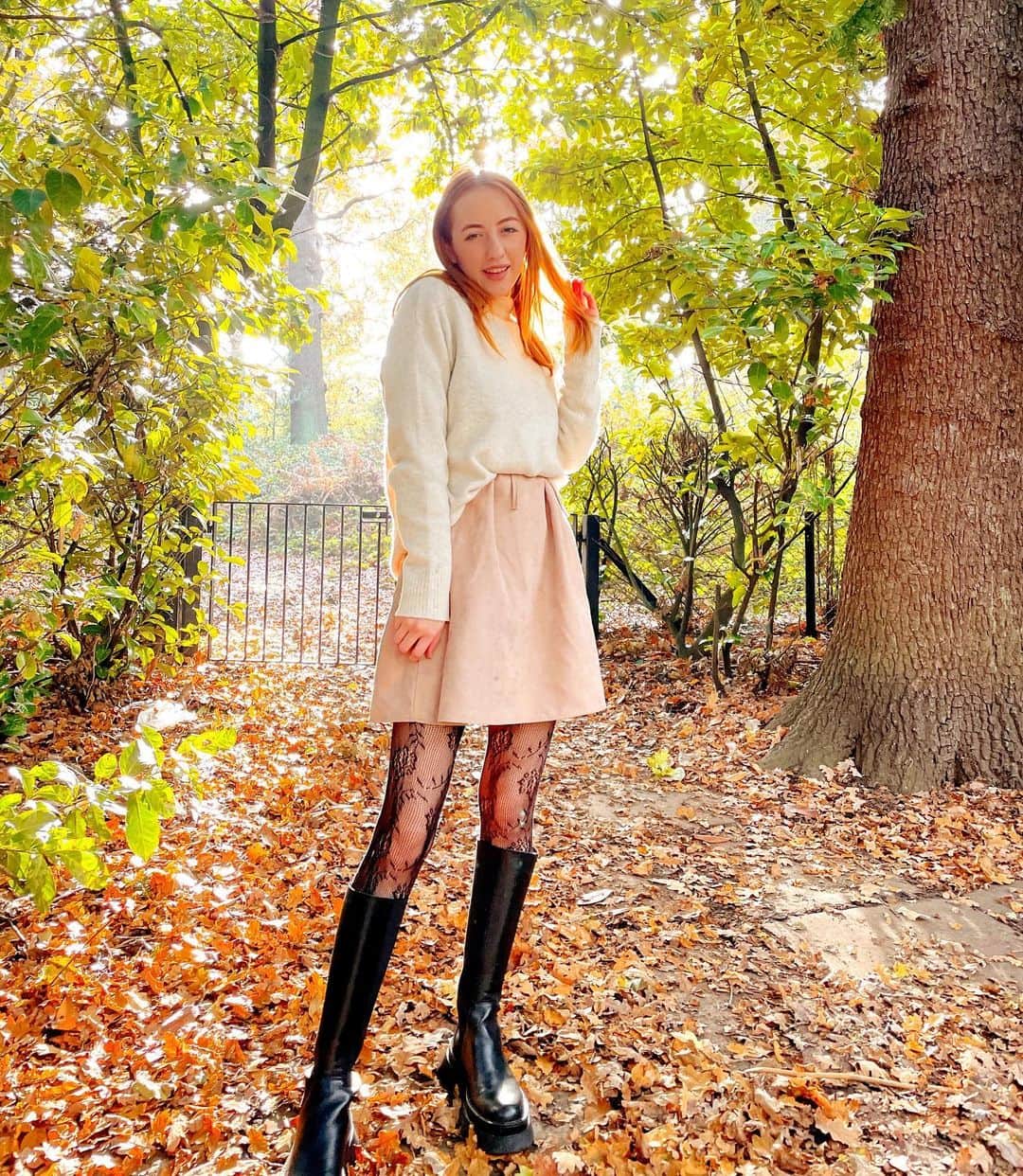 ベッキー・クルーエルのインスタグラム：「soft in autumn 🍂 I felt kind of down and absent due to such a crazy week: election, lockdown 2, and lots of changes all around. But this walk on Hampstead Heath at the weekend felt really heartwarming and I feel much more invigorated for this week already! 🥰」