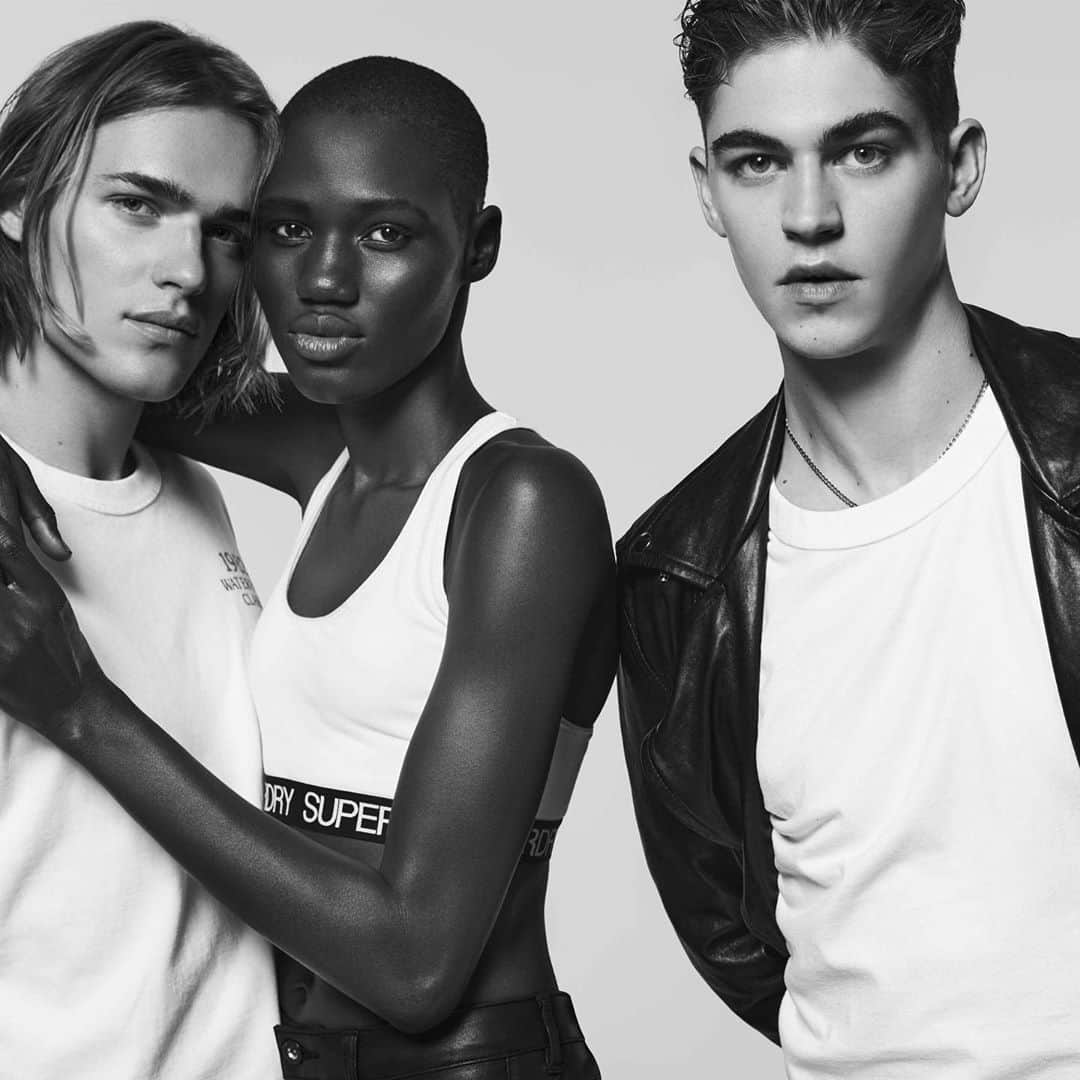 のインスタグラム：「Congratulations to my friend @sarrjamois on her prestigious appointment as fashion director of @britishvogue! Here’s a shot from the @superdry campaign we worked on together this summer ❤️」