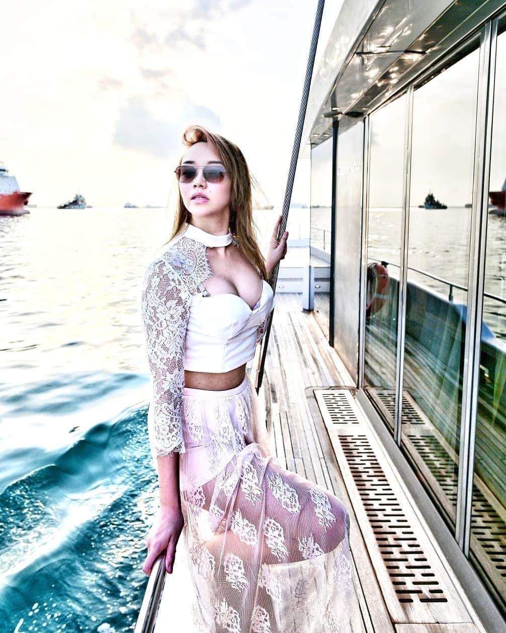 Nicole Chenさんのインスタグラム写真 - (Nicole ChenInstagram)「Are you awaiting for 2021!🥳🥳 Charter your yacht with @luxurysensationgroup  Birthdays , friendship , girls weekend party , lifestyle ,hens party , weddings  Living in a fast lane ＃游艇＃游艇生活＃豪华＃新加坡＃乐趣 #yacht #yachtlife #yachtlifestyle Photoshoot : @davidlovetofly」11月10日 4時49分 - nicolechen.tv
