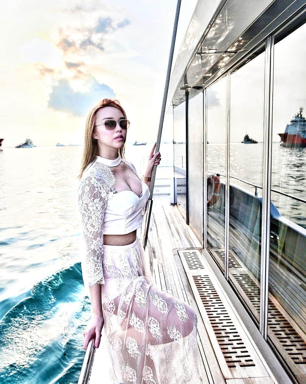 Nicole Chenのインスタグラム：「Are you awaiting for 2021!🥳🥳 Charter your yacht with @luxurysensationgroup  Birthdays , friendship , girls weekend party , lifestyle ,hens party , weddings  Living in a fast lane ＃游艇＃游艇生活＃豪华＃新加坡＃乐趣 #yacht #yachtlife #yachtlifestyle Photoshoot : @davidlovetofly」