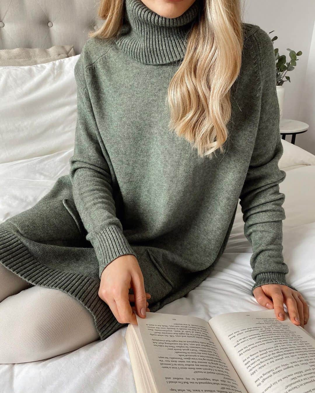 チャーリーのインスタグラム：「New Weeknight Heroes ✨ Winter soft separates and perfect lounge knits just landed at Charli.com Some of our favorites as styled by @lilyisabellaclark 💫 . . . . . . . . #fallfashion #winterknits #loungewear #luxeathome #softknits #homewear」