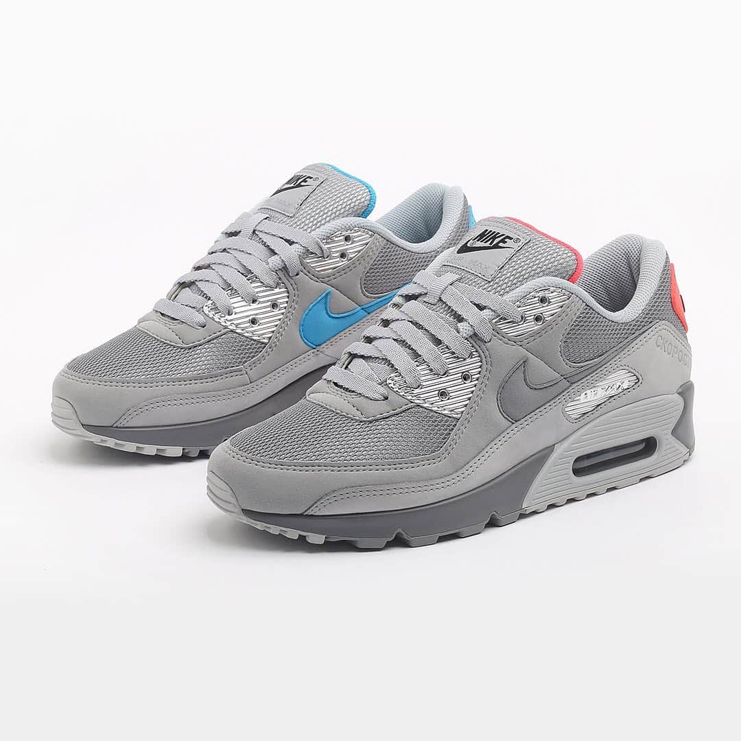 HYPEBEASTさんのインスタグラム写真 - (HYPEBEASTInstagram)「@hypebeastkicks: @nike looks to Moscow's history and architecture for its latest Air Max 90 colorway. The decision to honor the Russian city is a reference to the Air Max 90s popularity in the country, becoming the first Nike sneaker to be widely recognized across Russia. The “Smoke Gray” colorway was chosen as a nod to buildings across the city and the fall sky. Elsewhere, “Infrared” and “Lazer Blue” details pay tribute to Moscow’s night lights, while reflective touches bring to mind the skyscrapers across the skyline. Pick up a pair starting November 14 via SNKRS.⁠⠀ Photo: Nike」11月10日 4時51分 - hypebeast