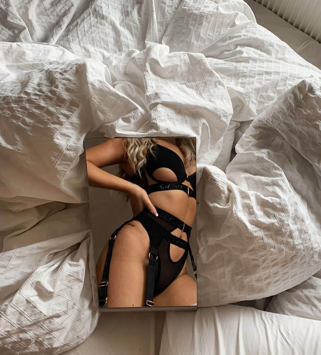 ファニー・リックマンのインスタグラム：「#ad // New sets from @loungeunderwear juuuuust dropped 👏🏼🖤 Go check them out!!! 🔥 I’m wearing ”LUNA”」