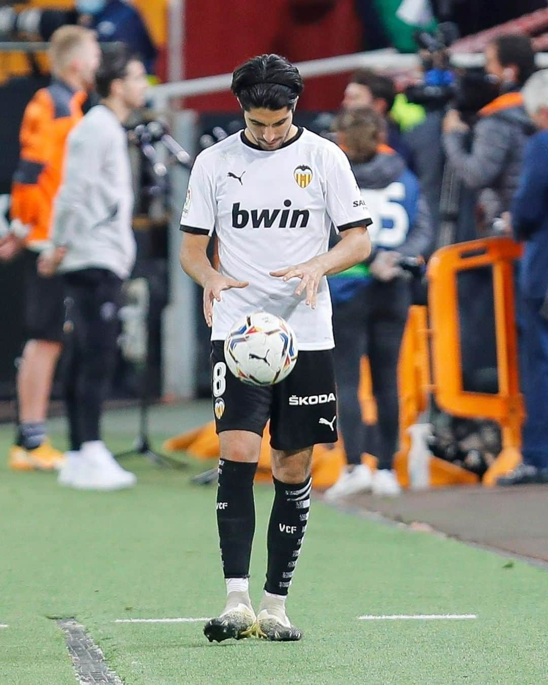 LFPさんのインスタグラム写真 - (LFPInstagram)「🏠⚽⚽⚽ HAT-TRICK = Matchball is coming home!   🏠⚽⚽⚽ HAT-TRICK y balón para casa, @carlos10soler...   #Soler #Valencia #ValenciaRealMadrid #LaLigaSantander #LaLiga #YouHaveToLiveIt #HayQueVivirla」11月10日 5時00分 - laliga