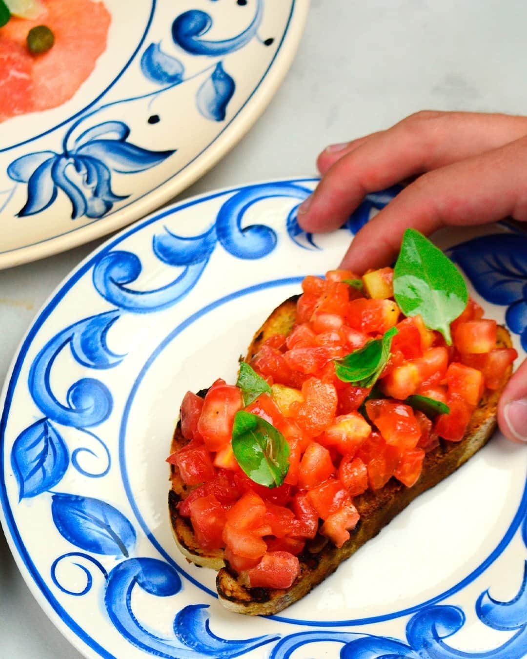 Eataly Brasilさんのインスタグラム写真 - (Eataly BrasilInstagram)「Pão rústico da nossa padaria tostado, tomate fresco, alho, manjericão e azeite extravirgem. A Bruschetta Pomodoro está disponível no restaurante Pasta & Pizza, e é a sugestão Eatalyana de hoje para inaugurar a segunda semana da Le Settimane Gastronomiche. ⠀ Em novembro estamos apresentando a Le Settimane Gastronomiche di Eataly: semanas inteiramente dedicadas a gastronomia italiana. Até o dia 15/11 encontre uma entrada e uma sobremesa icônica em cada um de nossos restaurantes, com preços promocionais de R$15,00 e R$10,00. ⠀ Acesse nosso site e confira todas as receitas especiais preparadas especialmente para você. Ti aspettiamo. ⠀ #eataly #eatalysp #receitaeatalyana #bruschetta #pomodoro」11月10日 5時04分 - eatalybr