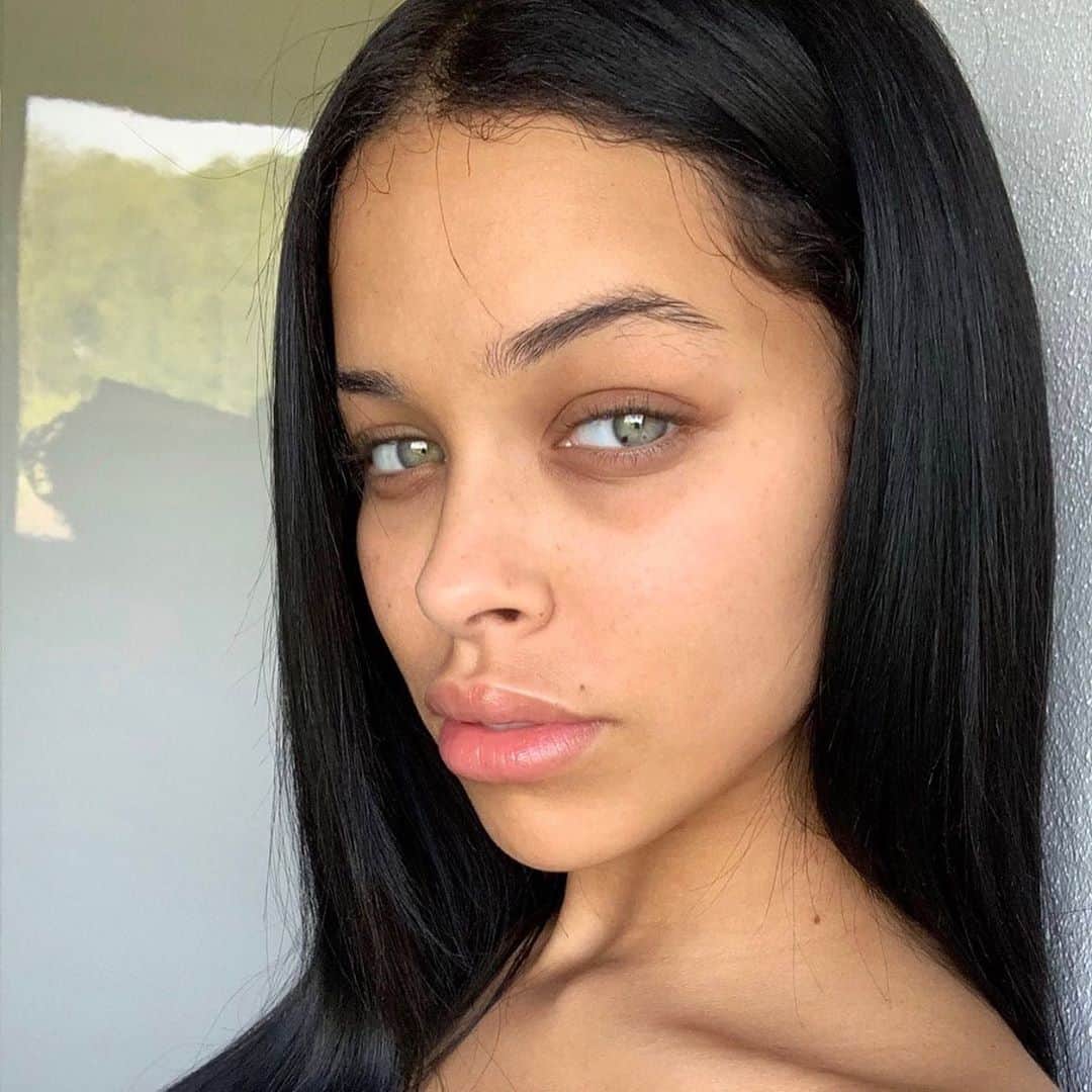 NISRINA SBIAのインスタグラム：「I’m so paranoid ima sleep when I’m ...」