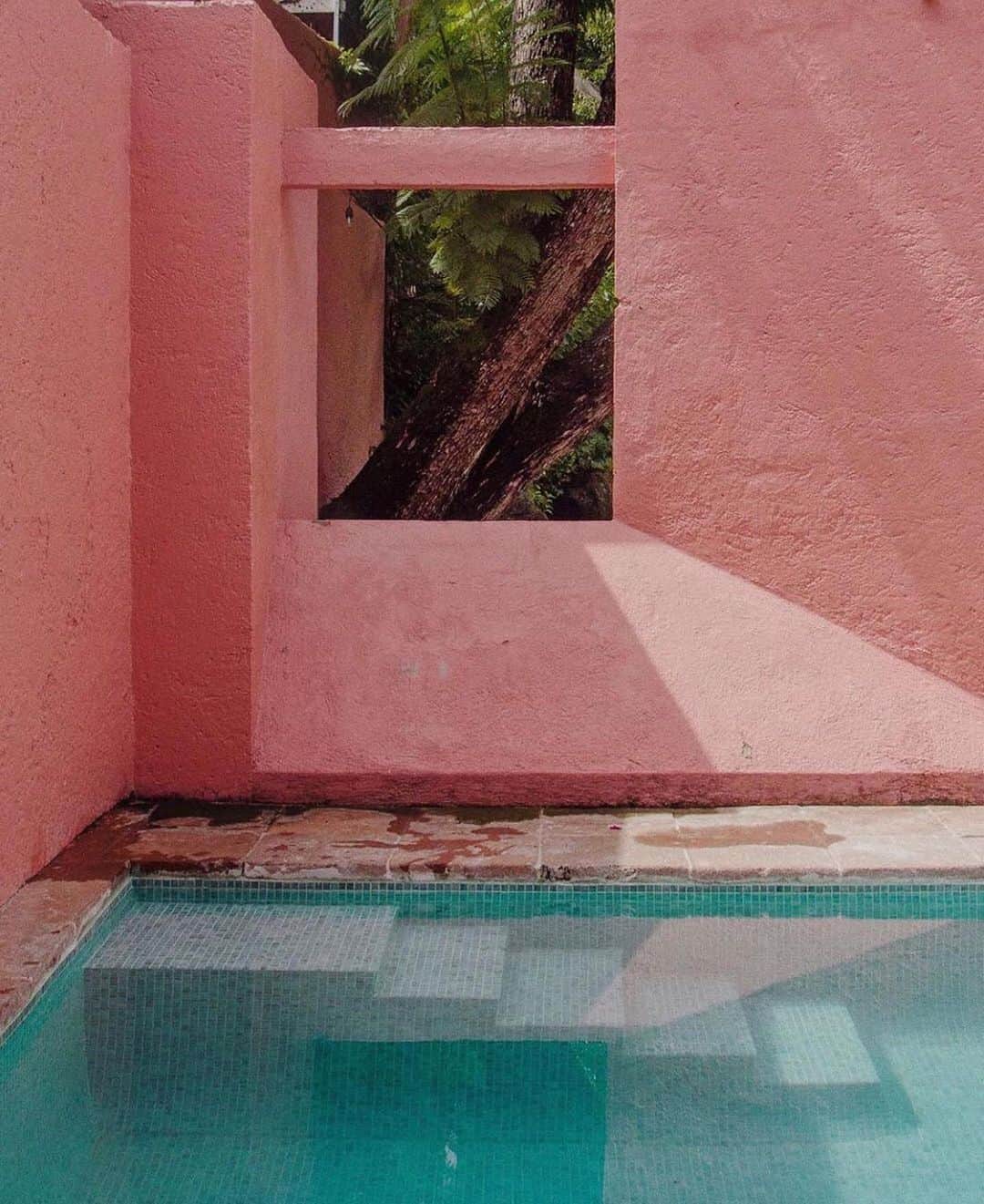 AnOther Magazineさんのインスタグラム写真 - (AnOther MagazineInstagram)「#DreamHome – Casa Bambi in Cuernavaca, Mexico ☀️⁠⠀ ⁠⠀ RG @somewhereiwouldliketolive, photography by @decristo 🔁」11月10日 5時11分 - anothermagazine